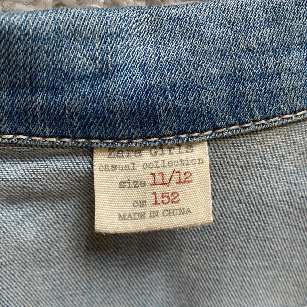 Välhållen jeansjacka från Zara Girls, storlek 152 vilket ungefär motsvarar XXS. Endast använd ett fåtal gånger och utan defekter. Skriv för fler bilder❣️. Jackor.