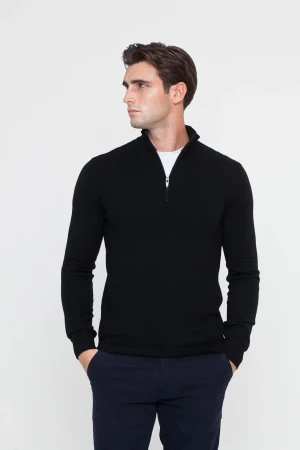 Svart Halv-Zip tröja - Tillverkad i Italien Svart tröja med halv dragkedja. Perfekt för vardagsbruk från september till mars. Tyget är tillverkat av viskos av högsta kvalitet, vilket ger hållbarhet och slitstyrka.