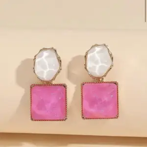  Rosa örhängen med marmorliknande skivor🩷🩷