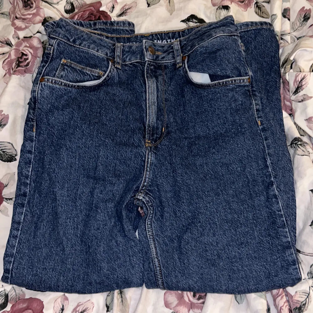 Högmidjade mörkblå jeans i storlek 29x32. Använda fåtal gånger och har mest legat oanvända. Går till ankeln på mig som är ca 171 cm💕. Jeans & Byxor.