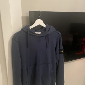 Stone island - Säljer denna ljus blå stone island tröja i fint skick, säljs då jag inte använder denna längre 
