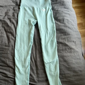 Träningstights från Womensbest  - Snygga träningstights från Womensbest i mintgrön färg. Storlek S.
