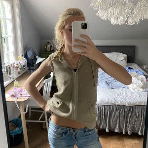 stickad väst med dragkedja - Asnajs stickad beige väst!! Strl S, 200kr🫶🏼🫶🏼