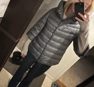 Herno jacka  - Säljer min jättefina Herno jacka då jag har tröttnat på den lite, superfint skick ena lappen på insidan har lossnat där av billigare pris men inget som syns vid användning. Färgen är i grå blå, Kan mötas upp i Sthlm eller frakta. 💕