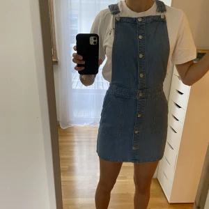 Jeans klänning - En jeanskläning/kjol från Lindex. Helt oanvänd! Storlek S, jag är 173 för jämnförelse o skulle säga ett den är snäppet förliten för mig.