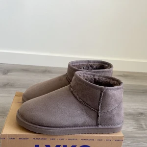 Innetofflor - Innetofflor från Hunkemöller, köpta för 279 och aldrig använda. Skriv för fler bilder eller frågor😊