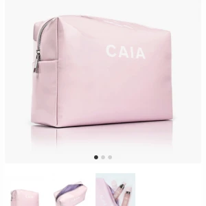 Caia necessär  - Har både en rosa och blå caia necessär, använda några gånger, blåa mer. Blixtlåset på båda har ”hoppat ur” men tror det skulle gå att fixa!💖❌ROSA SÅLD 