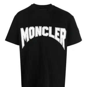 Ny köpt grischig Moncler graphic t-shirt som jag tyvärr inte kan passa. Nypris $300 på farfetch. Kan absolut diskutera pris🙌🖖🤩