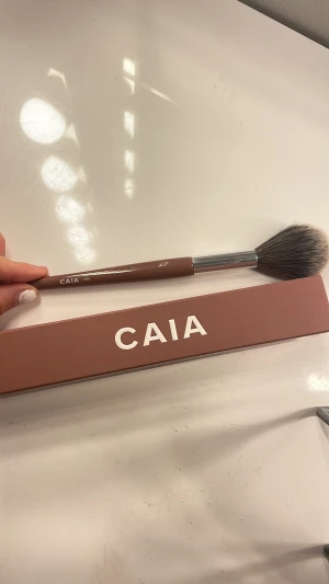 Caia borste F05 - Använd endast 1-2 gånger för att testa till puder. Använder inte puder så borsten kommer aldrig till användning 🩷