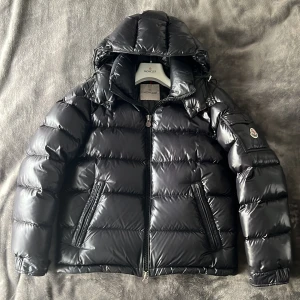 Moncler Maya  - Inga skador eller vattenfläckar Storlek: 2 (M/L) Färg: Svart Skick: 10/10 använd bara några enstaka gånger Köpt på NK Stockholm Kvitto finns  Nypris: 16 000kr Bara seriösta köpare  Priset kan eventuellt diskuteras  Skriv om några frågor eller om intres