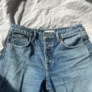 Zara jeans mid waisted  - Jättebra skick. Sitter bra i längden för mig som är 170cm