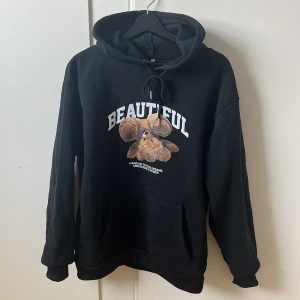 Hoddie  - Hoddie med tryck. Storlek L, aldrig använd.
