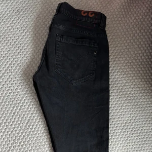 Dondup Jeans - Helt nya dondup jeans, aldrig använda. Nypris cirka 3000kr  Skriv vid frågor eller funderingar!