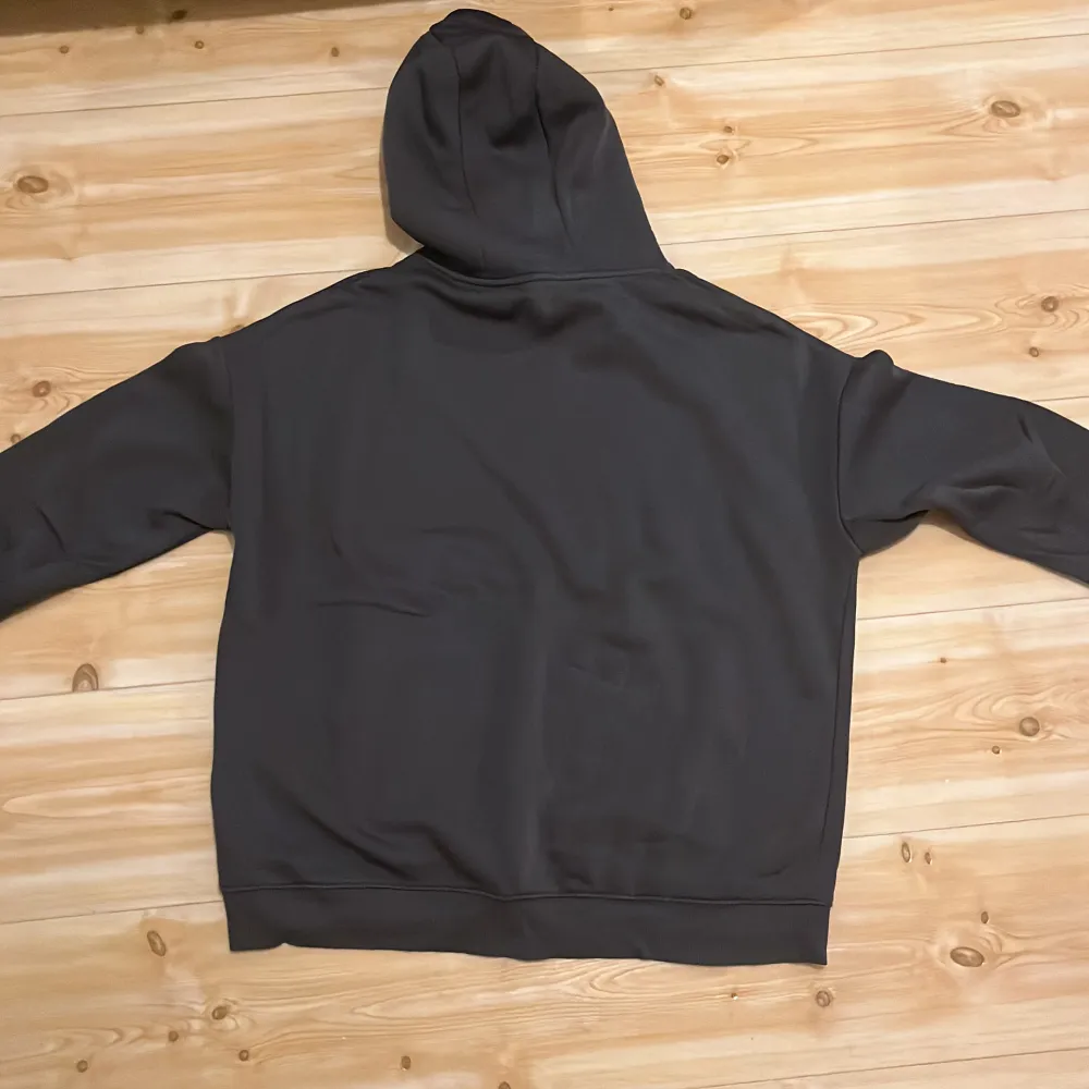 En oanvänd mörkgrå Oversized hoodie från nelly. Färgen är jättefin och inte alls urtvättad i kvaliteten. Säljer den för 200 kr, köpt för 299kr. . Hoodies.