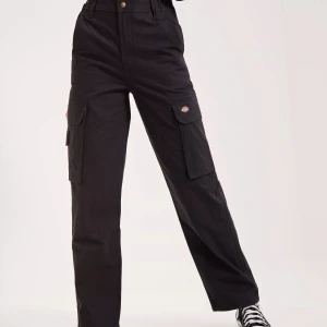 Dickies cargo - Säljer dessa Cargo byxor från dockhies då de blivit för små för mig<3 Använda ca 5ggr så de är i väldigt fint skick.    Storlek: W28, skulle gissa på L31