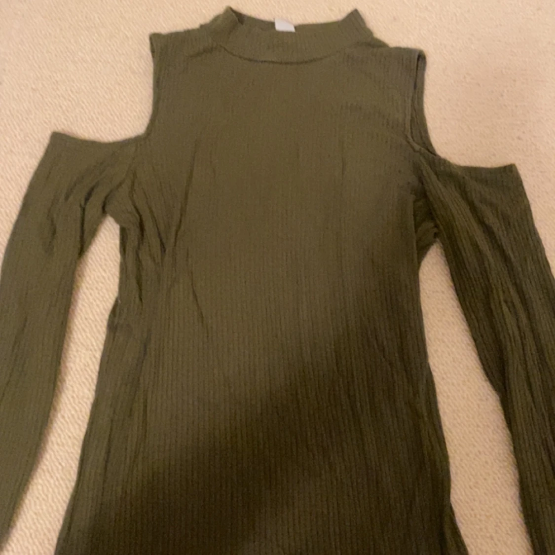 Två off shoulder tröjor med turtle neck