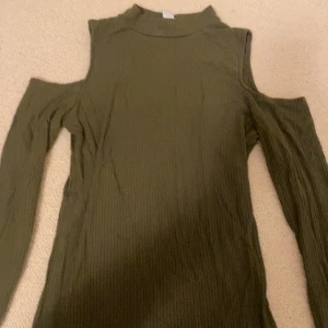 Två off shoulder tröjor med turtle neck - Varorna sitter jättefint på och dom är lite små i storleken som gör så att dom sitter jättefint 