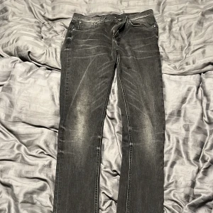 Nudie jeans - As snygga byxor från nudie jeans med helt perfekt tvätt, dem är även i vädligt bra skick!