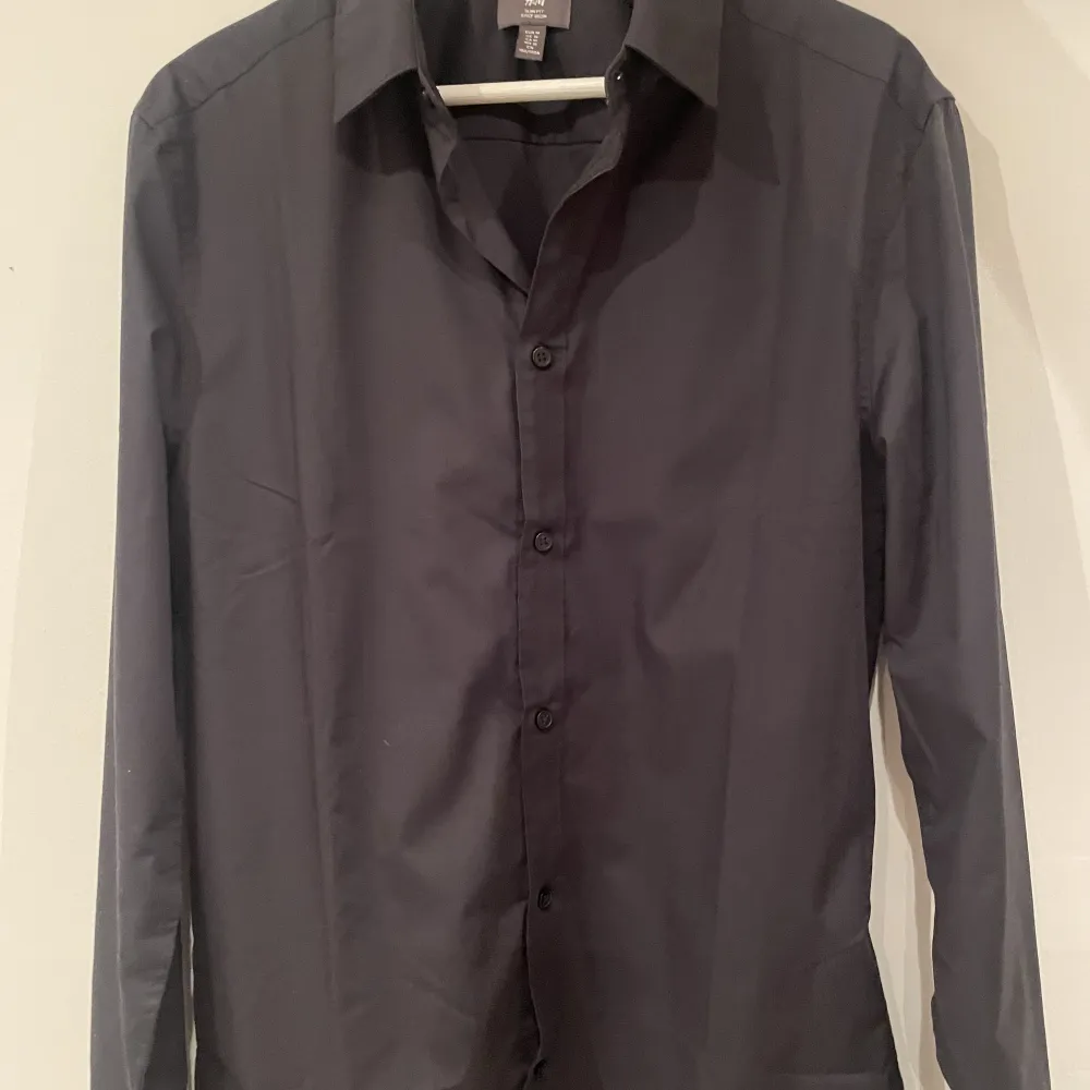 Snyggt sittande svart skjorta från HM. Använd 1 gång. Pris 75kr. Skjortor.
