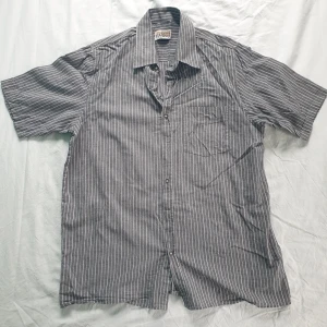 Kortärmad skjorta - Kortärmad skjorta i mycket gott skick. Kan skicka fler bilder och tänka mig sänka priset. Hör av dig vid intresse!