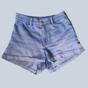 Shorts från h&m - Ljusblåa shorts från h&m divided. De väl använda, därav priset.