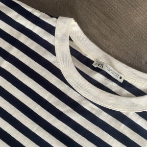 Zara randig tröja (oanvänd) - Randig tröja från Zara strl XS. Helt oanvänd nytt fint skick.