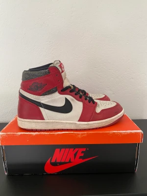 Jordan 1 lost and found - Jordan 1 lost and found Storlek: US10 / EU44 Skick 7/10 Lite smutsiga Bra skick för att vara använda Crease skydd och tvätt kit tillkommer  PRIS KAN DISKUTERAS 