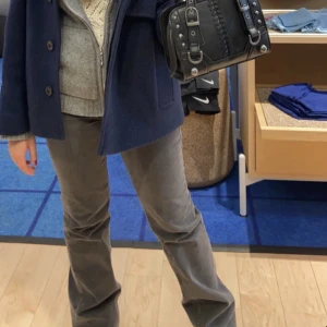 Midrise bootcut jeans - Säljer dessa jättesnygga bootcut jeans köpta på HM i newyork, går inte längre att köpa. Midwaist. Storlek 34. ANVÄND INTE KÖP NU!