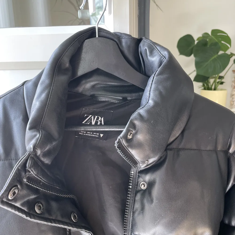 Svart jacka i läderimitation från Zara, storlek m. Väldigt sparsamt använd, jättefint skick.. Jackor.