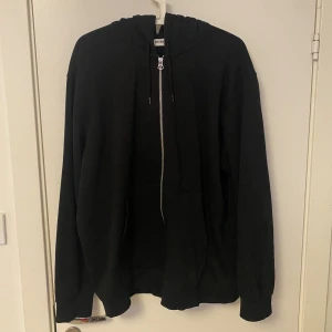 Weekday hoodie - Weekday hoodie, säljer för den passa mig inte längre