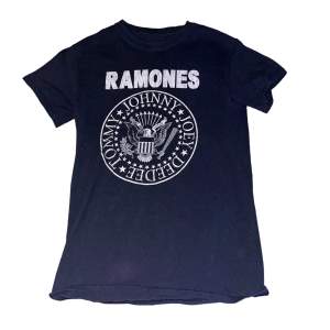 Ramones band tröja. Inga defekter vad jag ser. 
