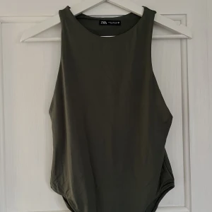 Body - Body från zara i ett silkigt material. Aldrig använt fint skick.