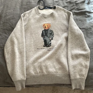 Ralph Lauren Sweatshirt (M) - Snygg Polo Ralph Lauren tröja. Väldigt bra skick, använt ca 3-4ggr I storlek M  Nypris ca 2000kr