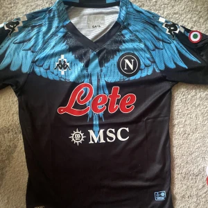 Napoli T-shirt - Jag säljer mina fina Napoli tröja som jag inte använder längre den är fof i bra kvalitet 