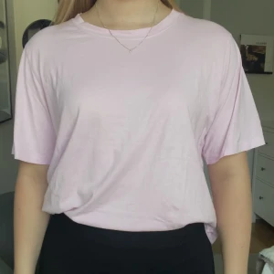 Rosa t-shirt från Lindex  - En super härlig ljus rosa t-shirt från Lindex som inte används längre.  Storleken är L men passar som en Small. 💗 Tröjan är som i nyskick! 