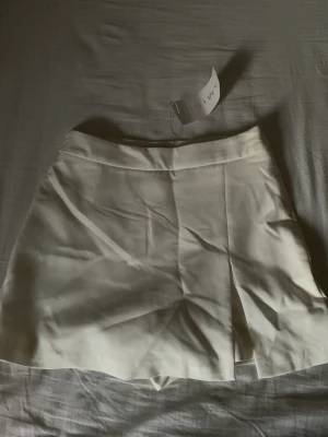 Fin vit kjol - Fin vit kjol från amisu med inbyggda shorts i nyskick och lappen kvar, endast provad Säljs då den inte kommer till andvänding❤️ Nypris 229kr