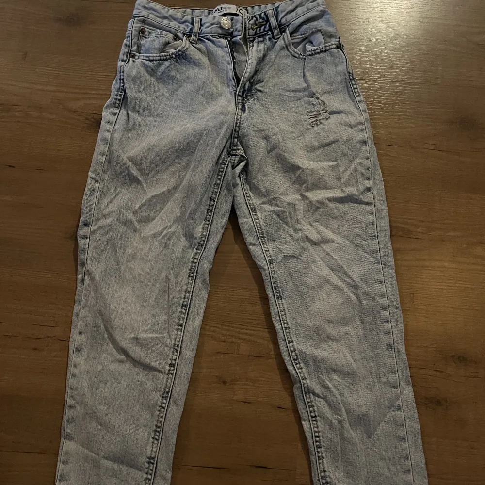Ett par ljusblåa straight jeans som är i bra skick! Lita hål på bakfickan💗 Newyorker. Jeans & Byxor.