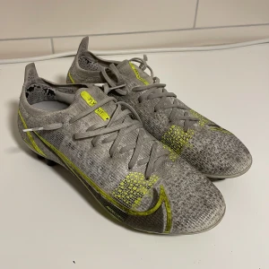 Nike Mercurial AG Fotbollsskor - Fint skick. Inga hål och bra dobbar. Något slitna i hälkappa, se bild 3. CZ8717-107