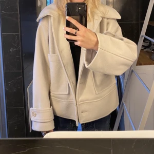 Kappa - Jättefin kappa från Kappahl😍 köpt i våras. Färgen är slutsåld på deras hemsida. Storlek M men passar mig som vanligtvis har xs/s då den är lite kortare i modellen. Nypris 899. Skriv för fler bilder💕