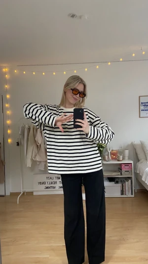 Randig tröja  - Randig tröja från H&M. Första bilden är lånad. Säljer för att jag aldrig använt tröjan ☺️Tveka inte med frågor! 💕💕