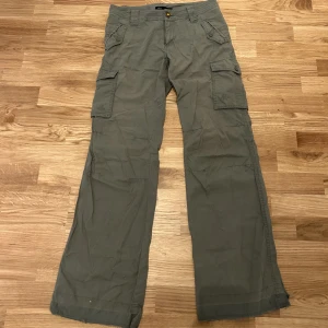 Cargobyxor - Coola cargobyxor köpta på plick, uppsprättade längs ner,  använd köp nu💓Innerbenslängd:83cm  Midjemått rakt över:39cm