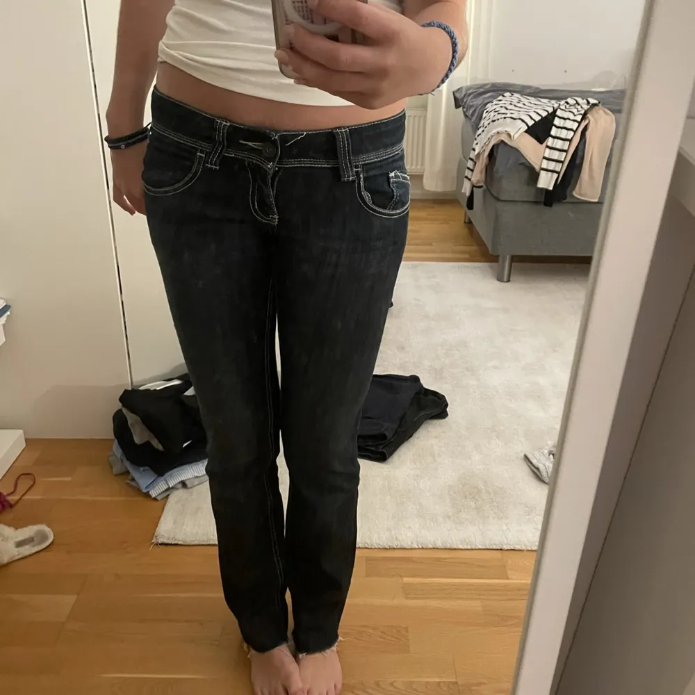 Ett par skitsnygga mörkblåa lågmidjade jeans från Roxy!! Har aldrig använt dom eftersom jag tycker dom är för skinny, man kan såklart fixa de hos skräddaren och göra de bootcut! Om de är något ni undrar över så är de bara att höra av er!! 💗. Jeans & Byxor.