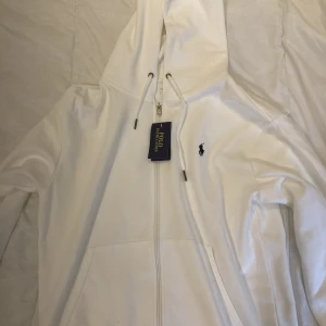 Ralph lauren zip - En sprillans ny vit Ralph lauren zip hoodie inga defekter ny pris 1,799  storlek M 