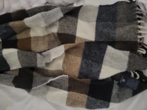 Gant halsduk - En halsduk från gant. Endast använt två gånger.   Gant lappen håller på och lossna, men går och fixa säkert.   Längd: 180cm Bredd: 28cm  Köpt från Bestsecret 2021