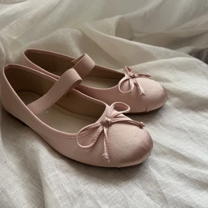 Rosa satin ballerinaskor - ON HOLD! 🤍 Sötaste rosa ballerinaskorna i satin, använda cirka tre gånger och är i mycket fint skick, inga fläckar utan endast mörkare på undersidan. Älskar dom, men mina fötter gillar dom inte. Storlek 36, ger gärna innermått! 