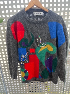 Stickad tröja - Cool Sticksd tröja ifrån Kelly Miller. Väldigt sällsynt tröja. Skriv för fler bilder