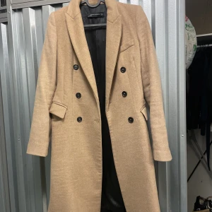 Kappa från Zara - Sparsamt använd jacka från Zara Woman. Säljes pågrund av den aldrig kommer till användning hos mig. 