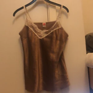 Gulligt linne  - Ett gulligt guld linne med spets 