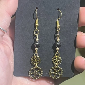 Nya örhängen med hematit. Strampunk - Coola handgjorda örhängen i nickelfri metall med pärlor av hematit och coola kugghjul i steampunk stil. Ca 6-7cm långa