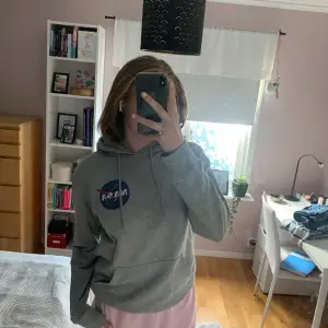 Superfin grå Nasa hoodie. Inte använd på några år så säljer då den inte är min stil längre. Bra begagnat skick💙